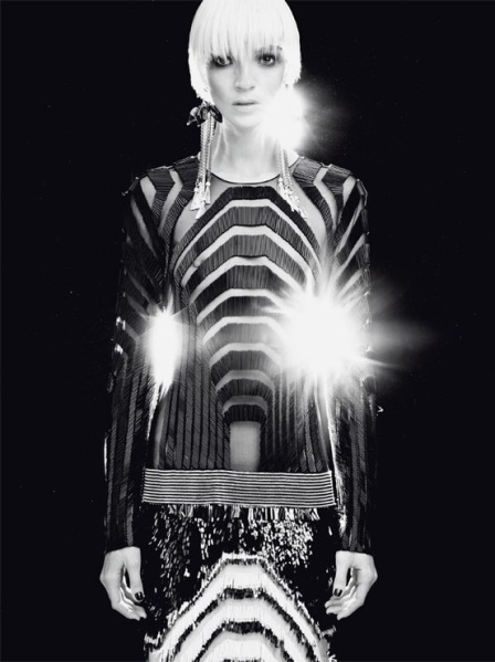 Vogue Italia Februari 2012 - MariaCarla Boscono by Patrick Demarchelier - Gucci dress
